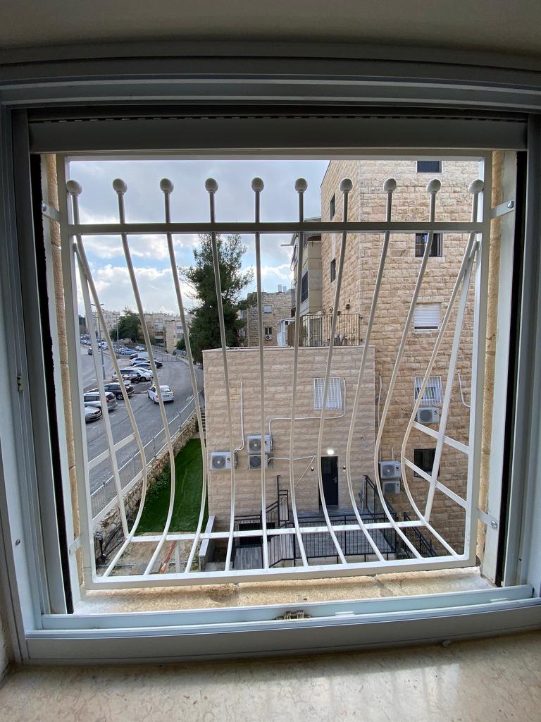 סורגים ישרים / בטן לחלונות 