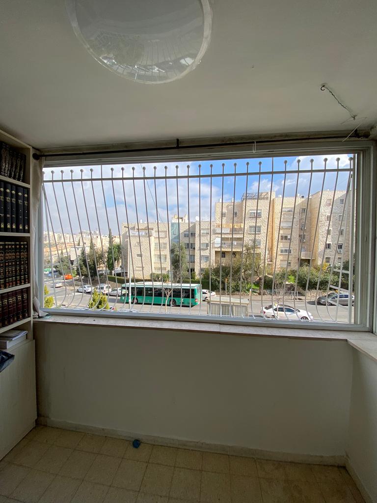 סורגים ישרים / בטן לחלונות 