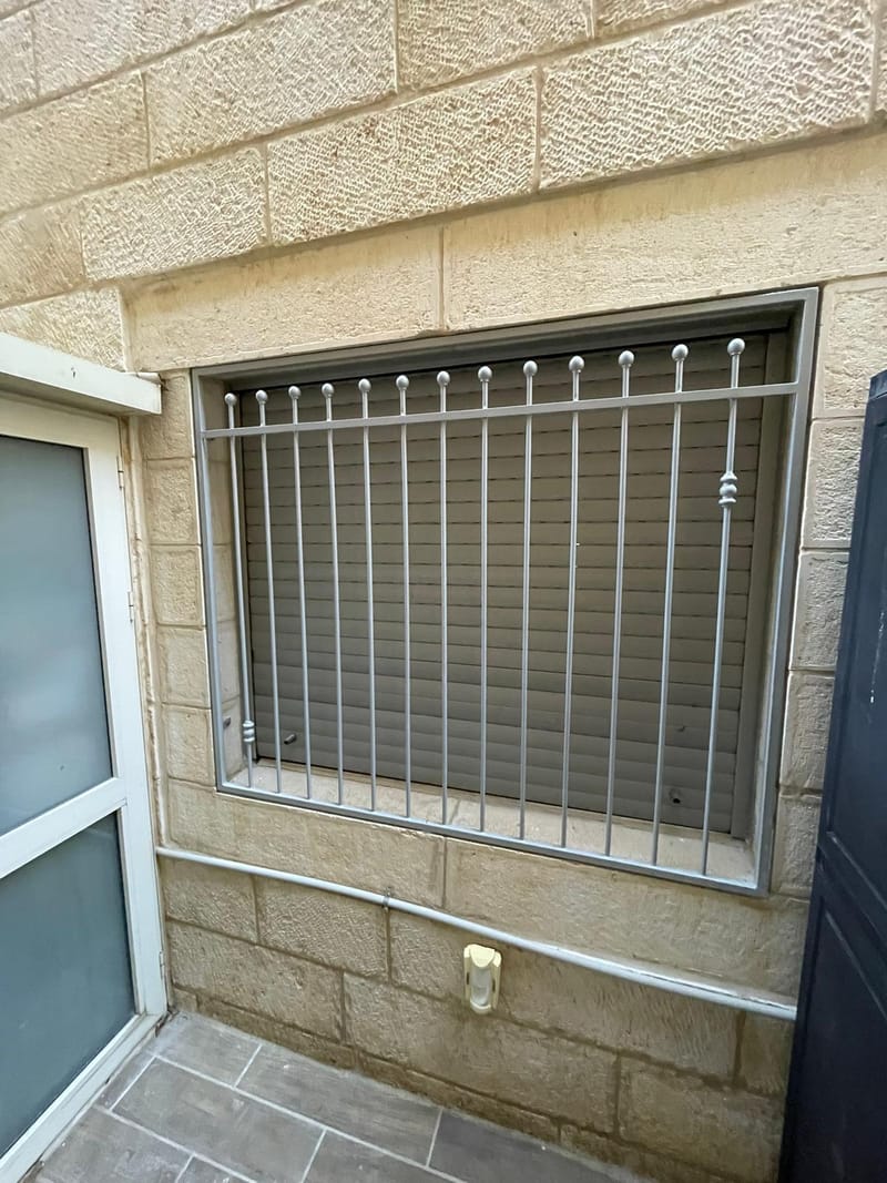 סורגים ישרים / בטן לחלונות 