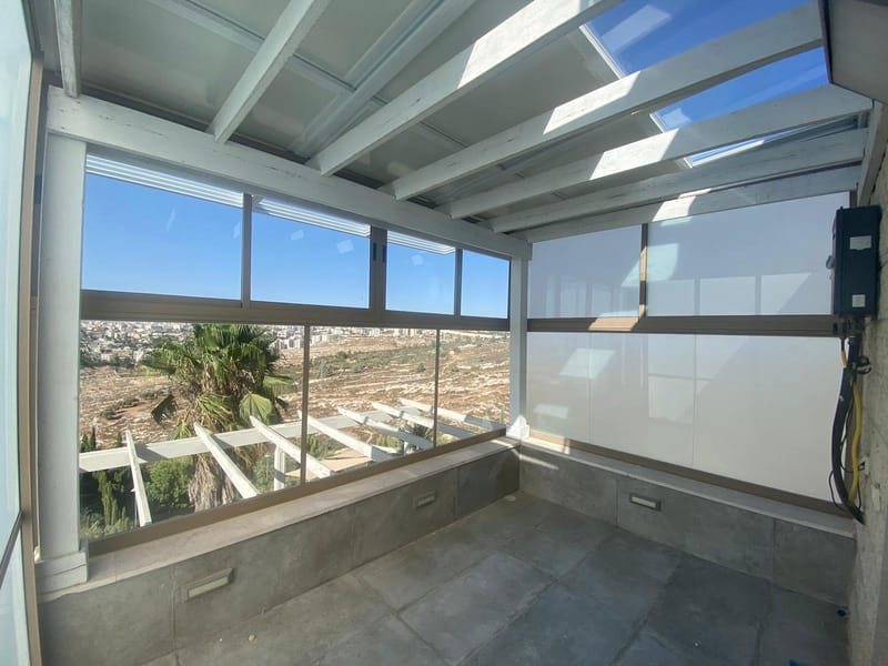 גגות הזזה מאלומיניום בשילוב פנל מבודד