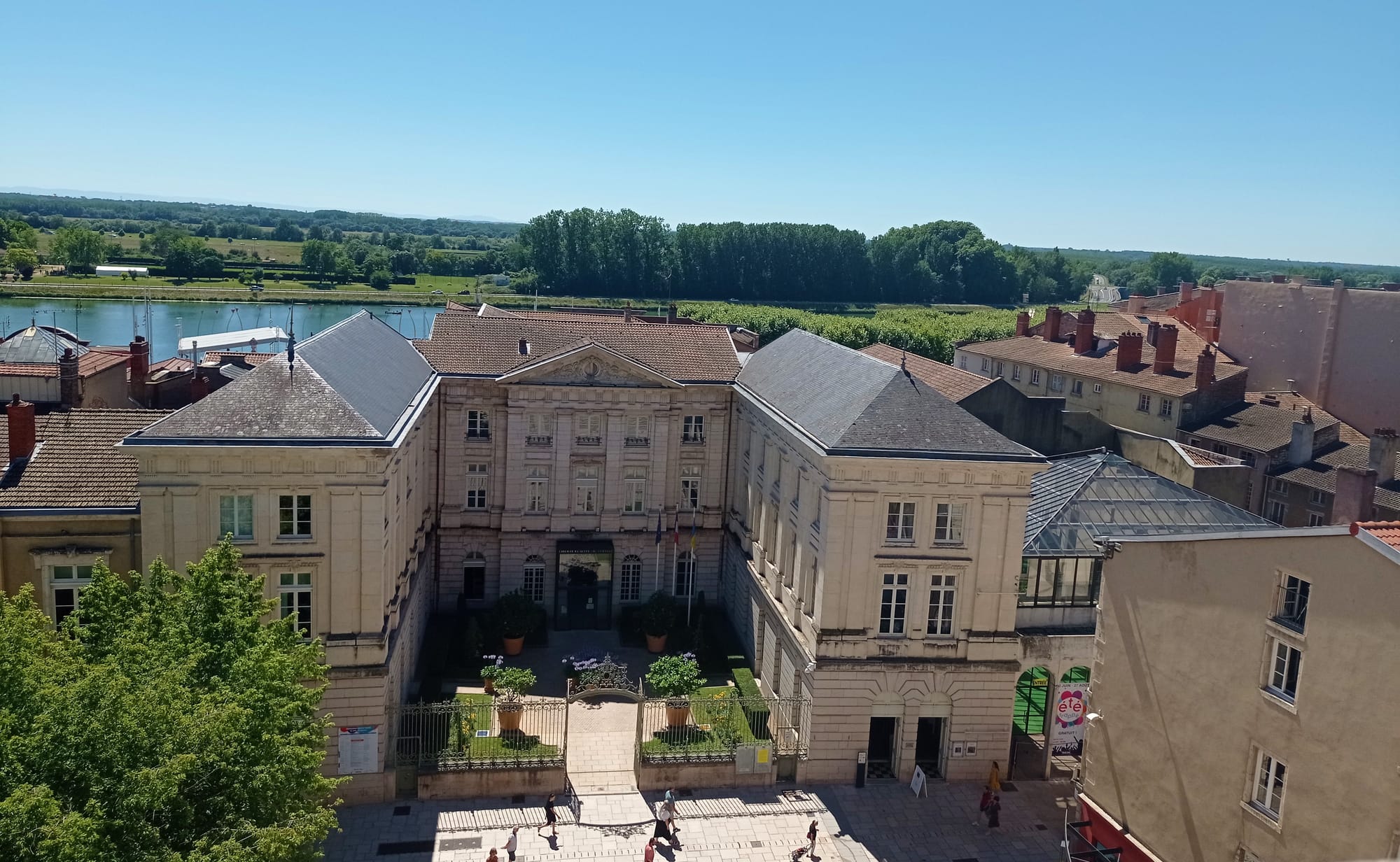 Vue panoramique sur Mâcon en bord de Saône