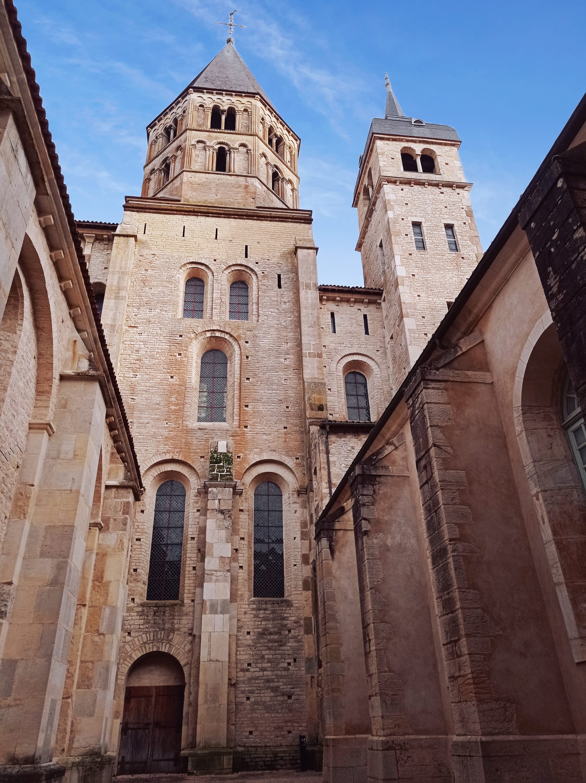 Le clocher de l'Eau bénite et la tour de l'horloge à l'abbaye de Cluny