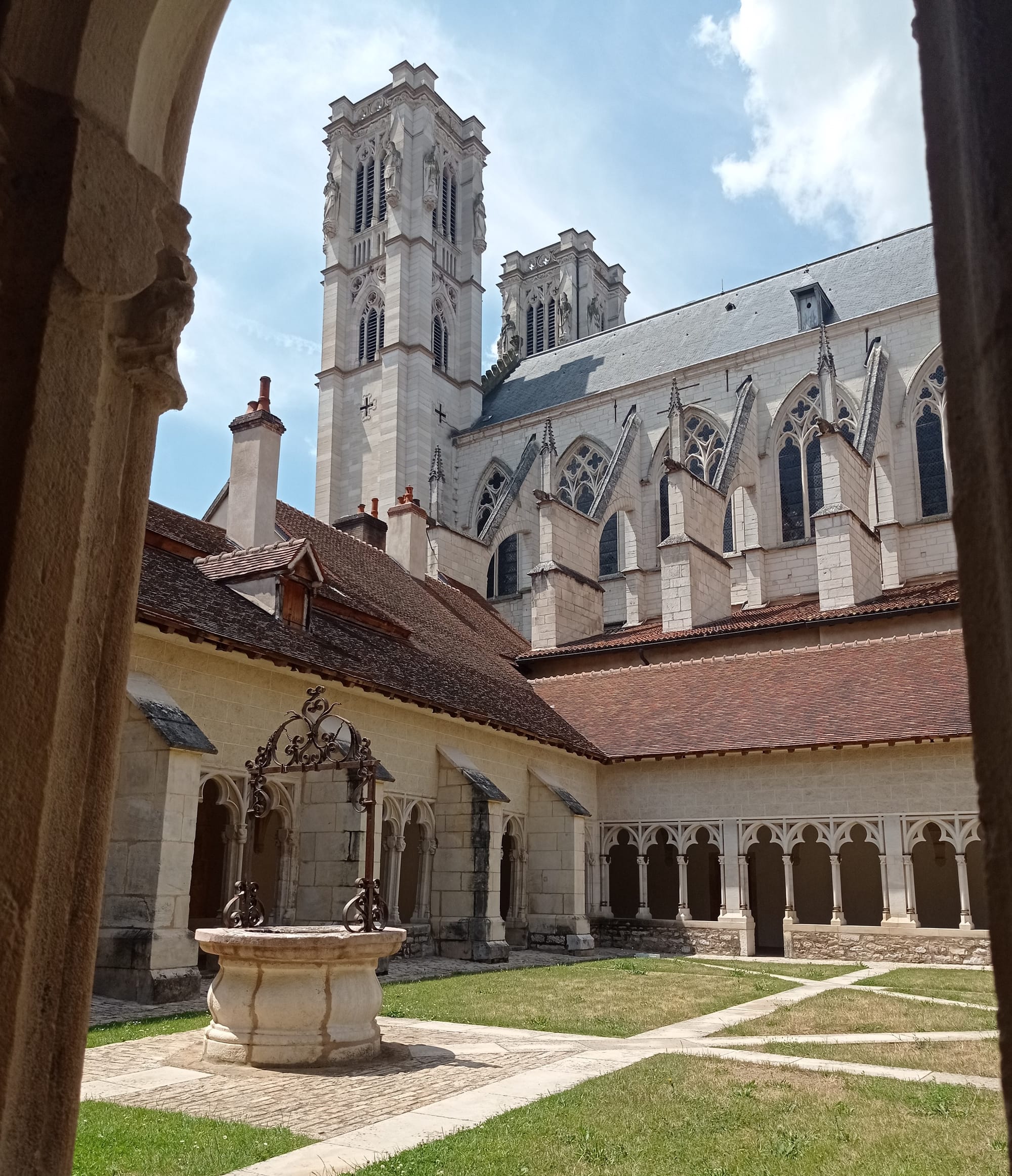 Le cloître et la cathédrale Saint Vincent à Chalon-sur-Saône