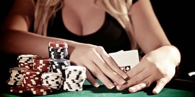 Bisakan bettor berkomunikasi dengan bettor lain setelah daftar poker