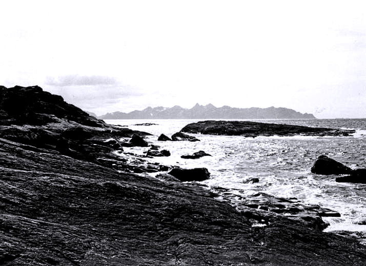 Hellene (før der kom veg) under Børra og Børrholmen. Bjørnskinn s.