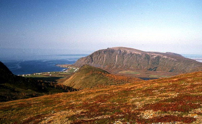 Lussfjellet (midt i foto) ved Lussvatnet, Nøss. Bjørnskinn s.