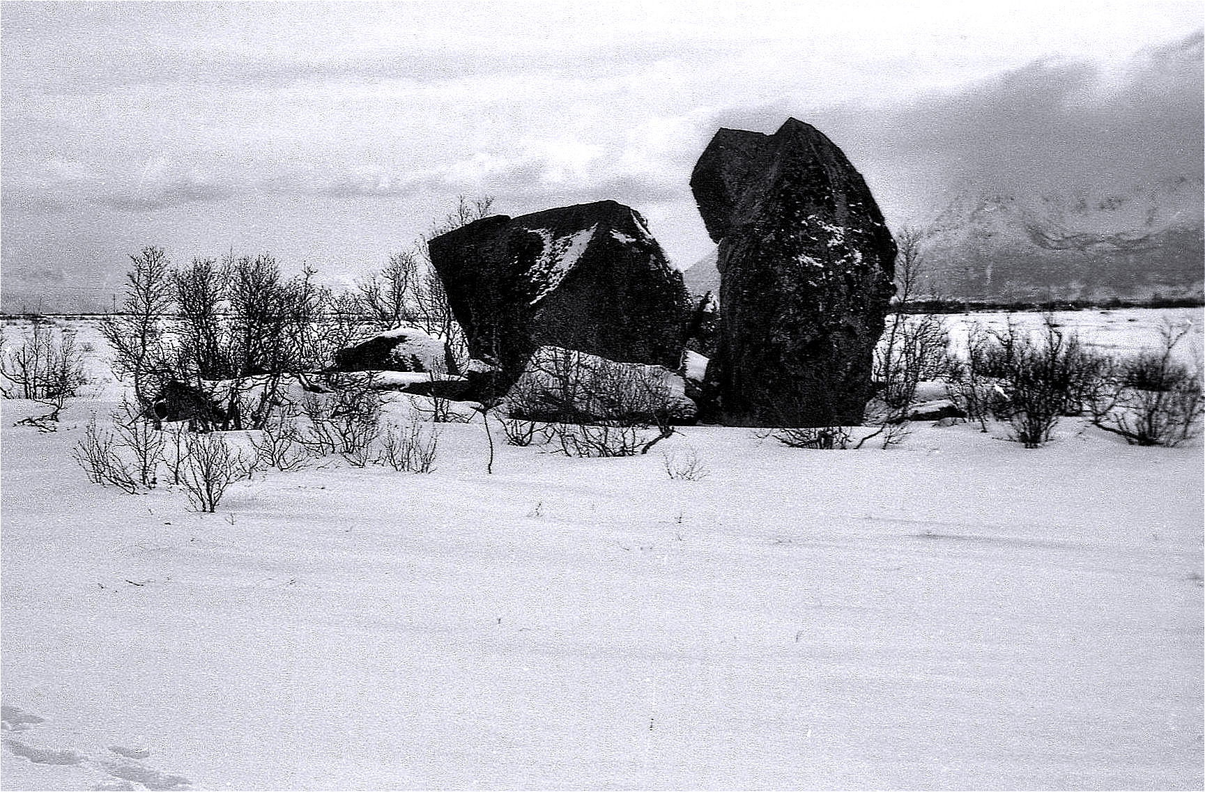 Gjursteinan (Jøtulsteinan) på Åse, Dverberg s.