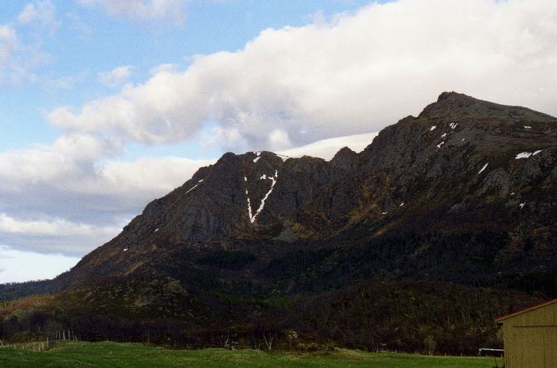 Klavròna, Lynghaugen i Bø s.