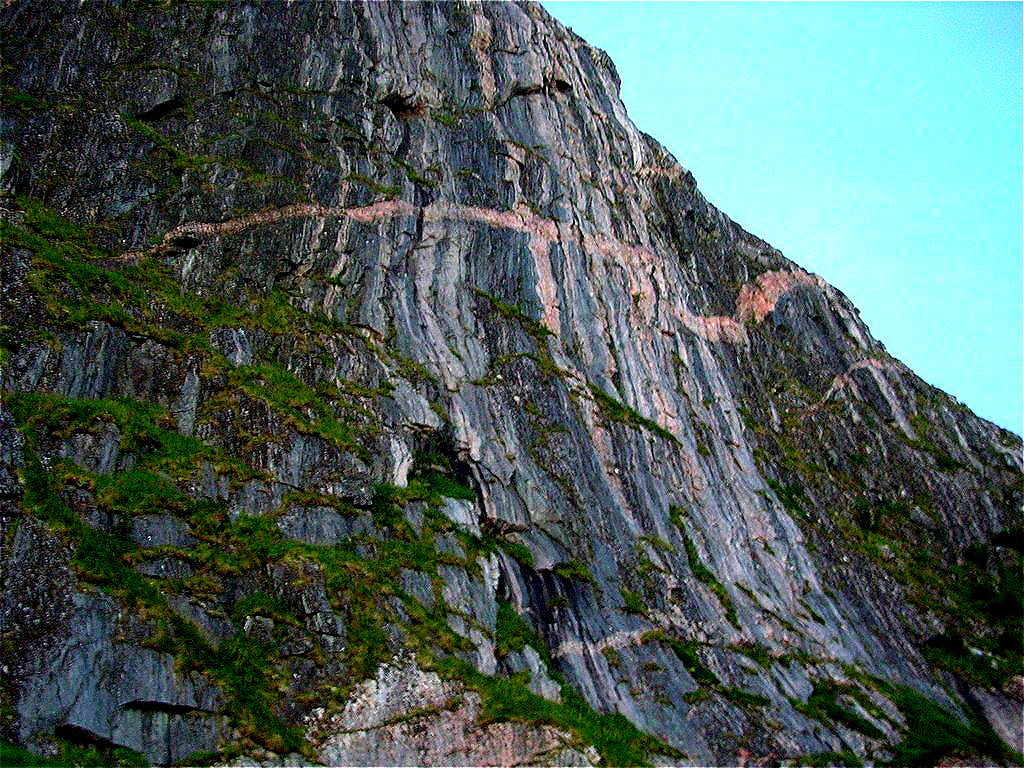 Korset i Børra, Bjørnskinn s. Foto Elidh Brown.