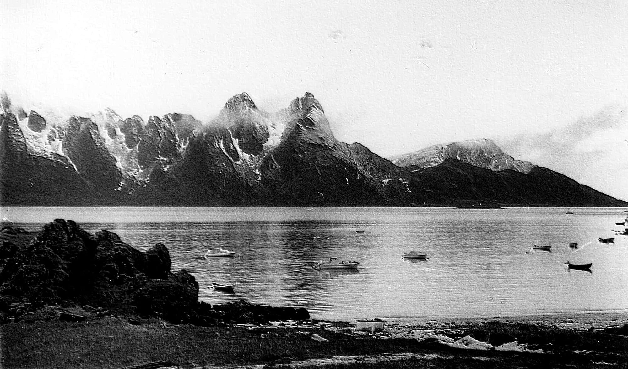 Klauva, totoppa fjell på Skogsøya. Øksnes s.