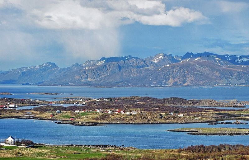 Nede tl v. Bø prestegard, til h. Bøvågen og Bøholmen. Vesterålen