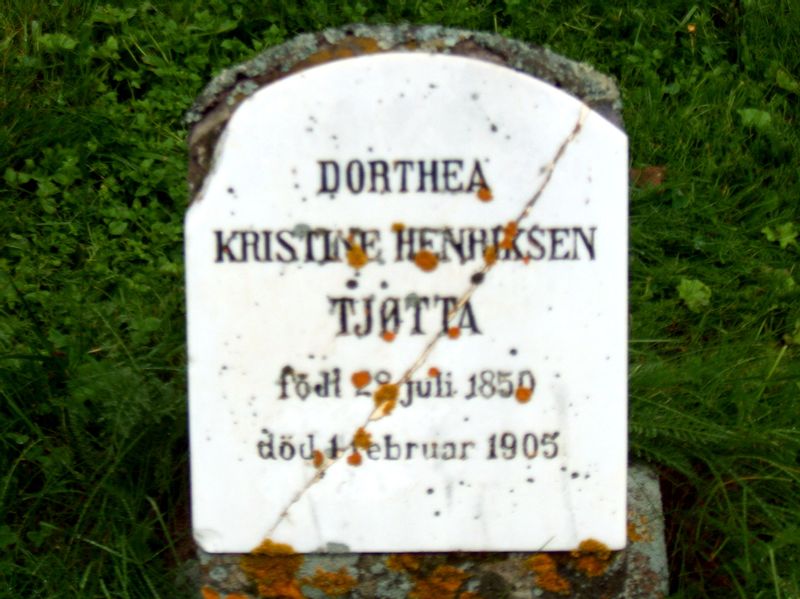 Tjøtta - NB: gravstein på Trondenes kyrkjegard