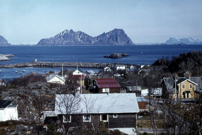 Litlemola (lille Molla), høg lita øy i Vågan s.