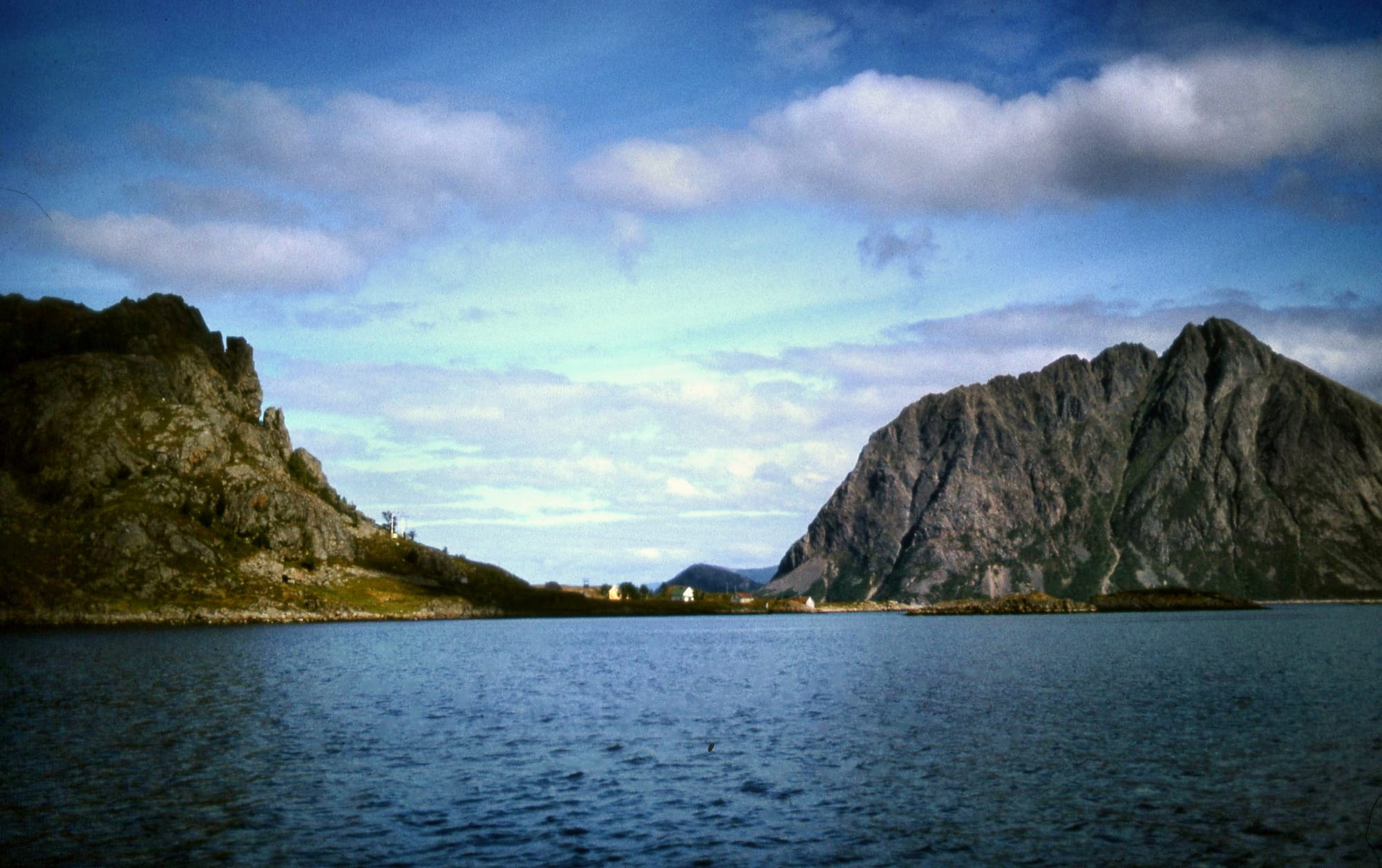 Børrøya til v., Saltberget til h. Øksnes s. Foto Johan Borgos.