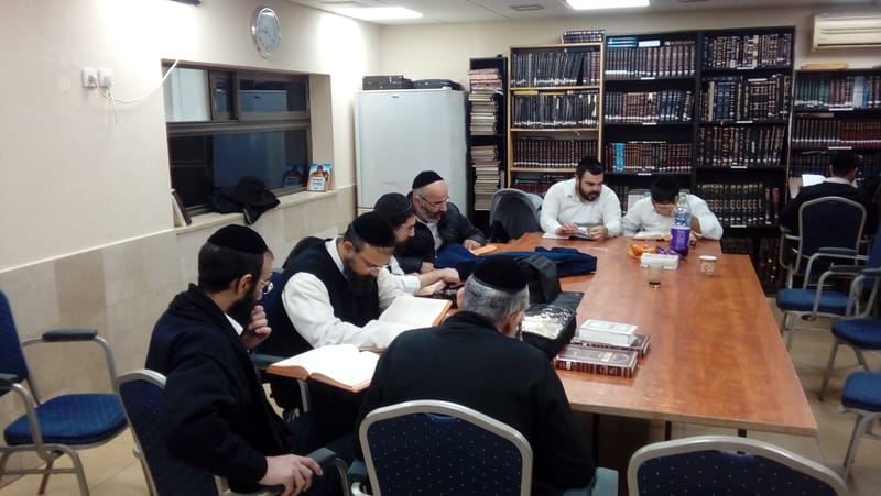 גלרית תמונות משיעורי התורה המתקיימים מידי יום בכולל