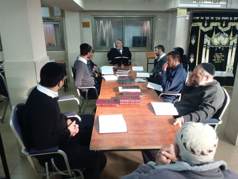 גלרית תמונות משיעורי התורה המתקיימים מידי יום בכולל