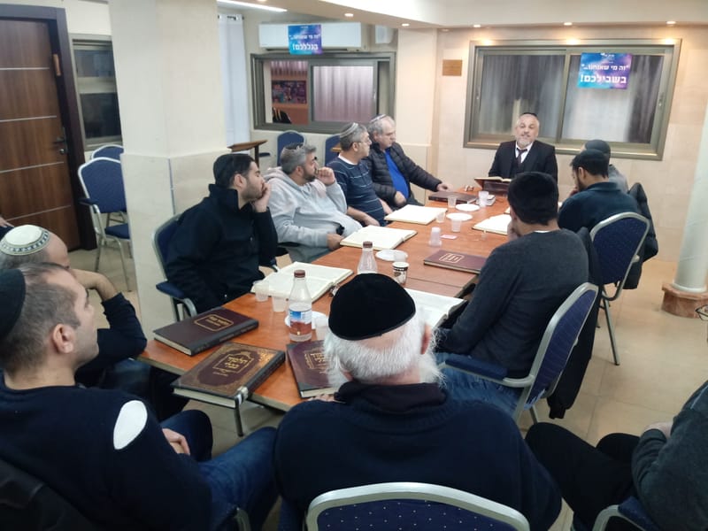 גלרית תמונות משיעורי התורה המתקיימים מידי יום בכולל