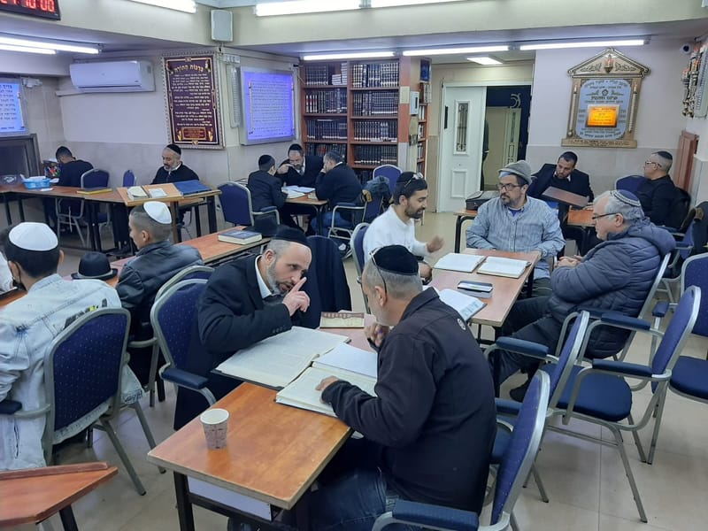 גלרית תמונות משיעורי התורה המתקיימים מידי יום בכולל