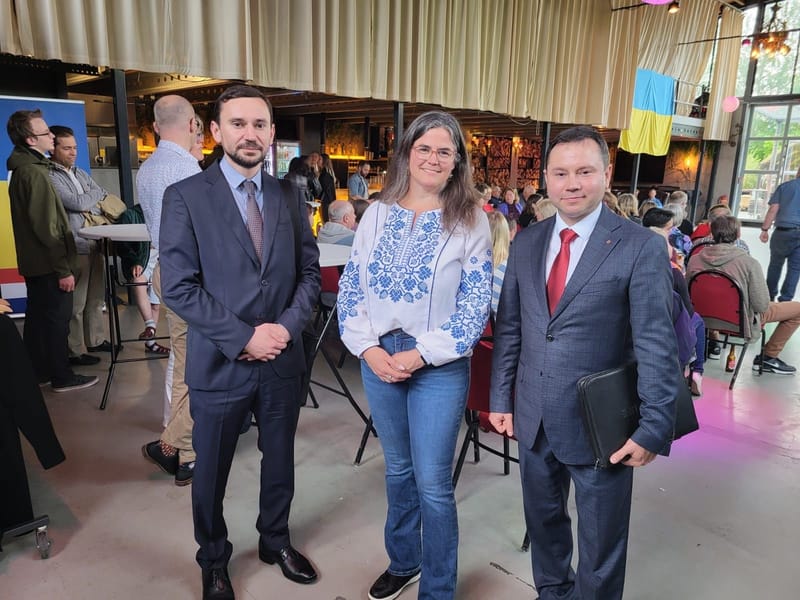 Консул України та його секретар під час виступу Українського військового оркестру