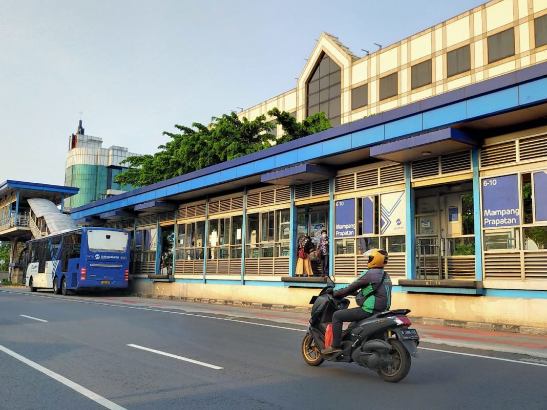 Transjakarta Perpendek Jam Operasional selama PSBB Total, Warga Kecewa