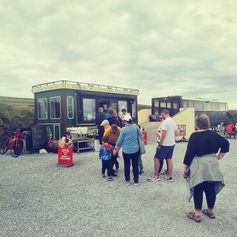 FOOD & DRINKS SERVING