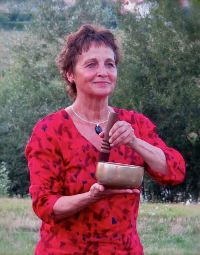 ETRE EN SOI résonne en moi comme "être en soie - avec soi" grâce à l'ouverture d'esprit et la gentillesse de Dominique et ses outils Qi Jong, reiki, bols tibétains