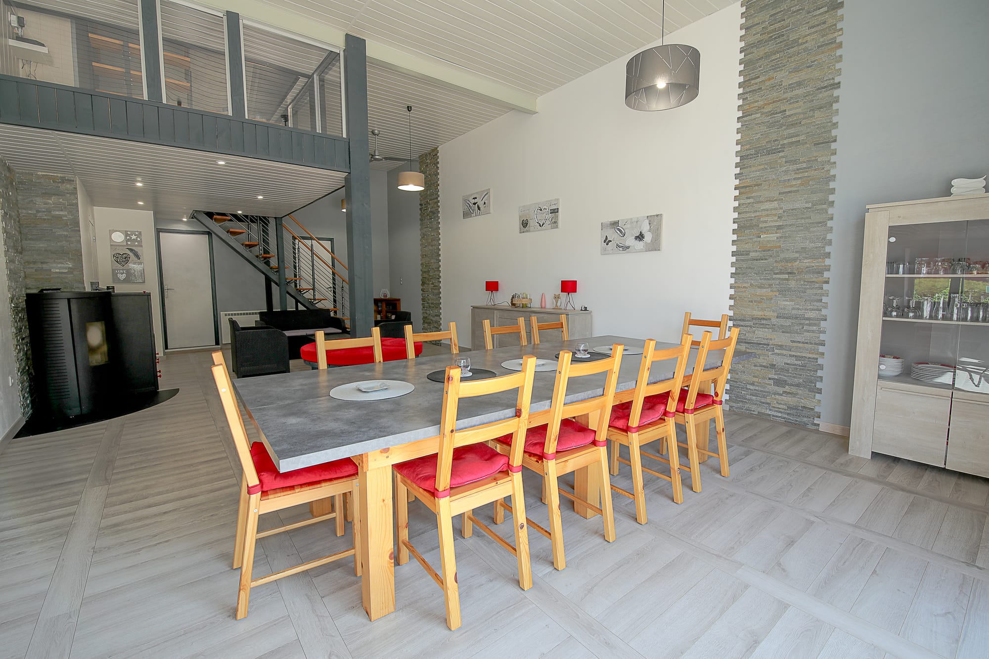 Grande pièce avec vue sur l'extérieur et une hauteur sous plafond importante