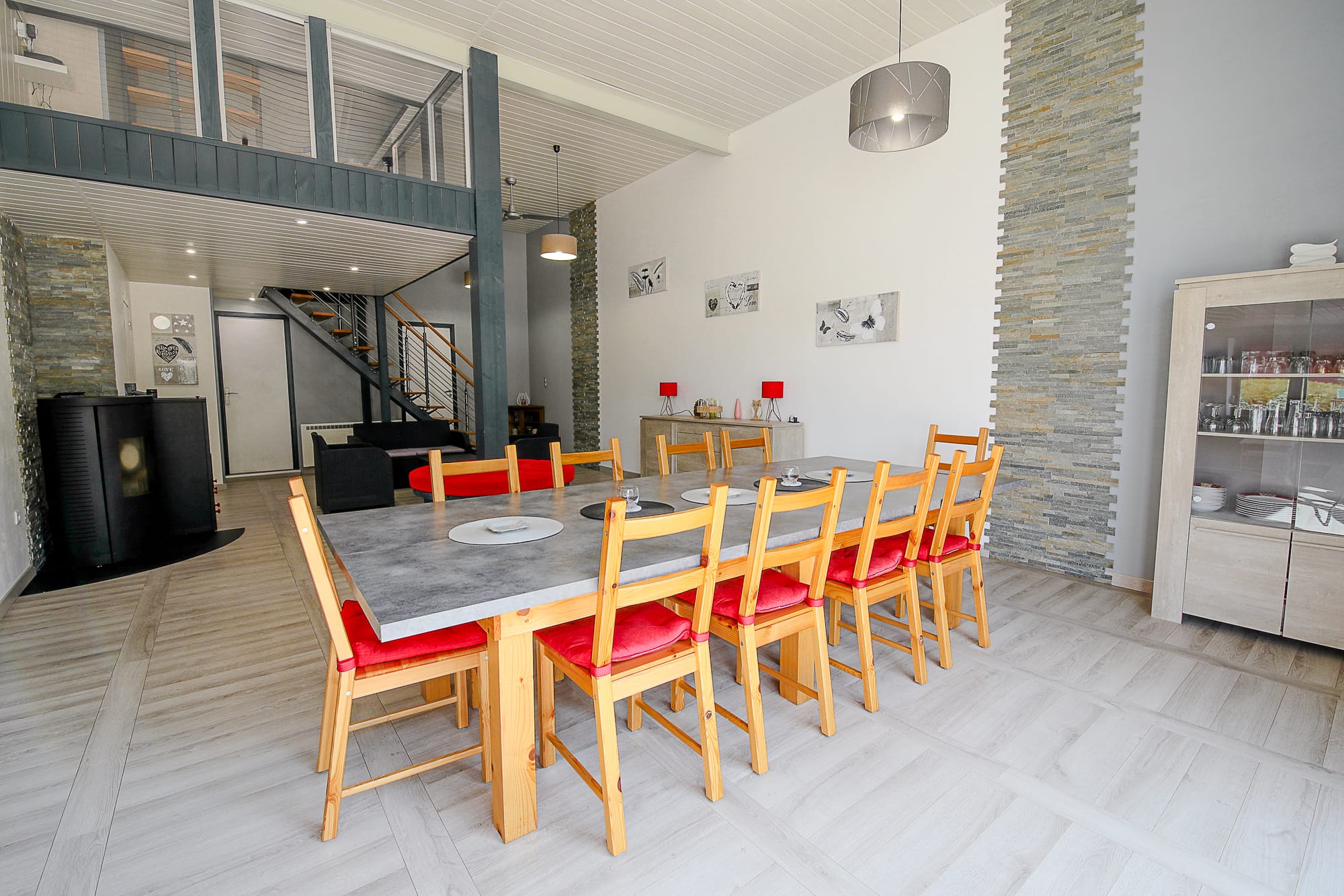 Grande pièce avec vue sur l'extérieur et une hauteur sous plafond importante