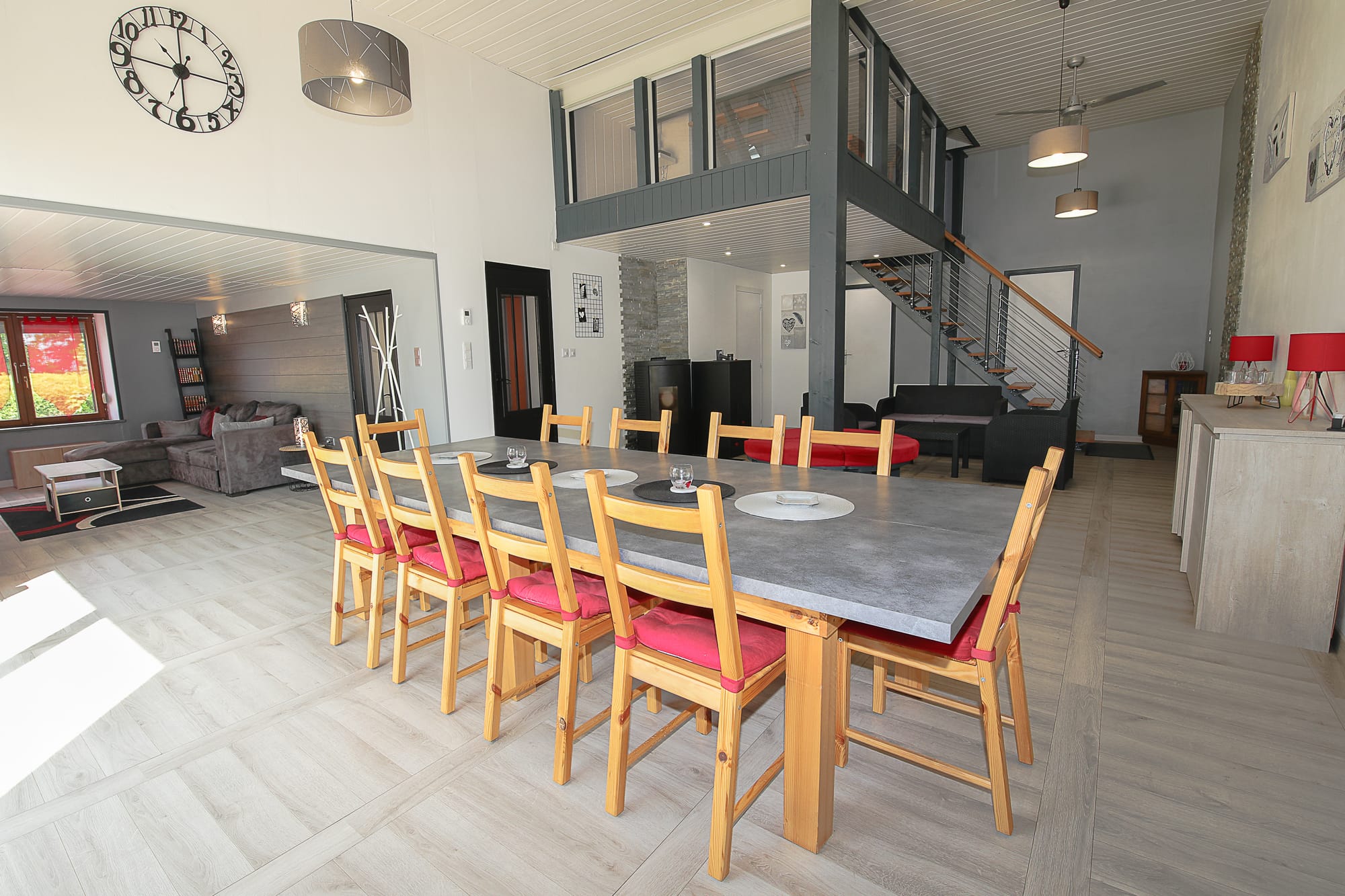 Grande pièce avec vue sur l'extérieur et une hauteur sous plafond importante