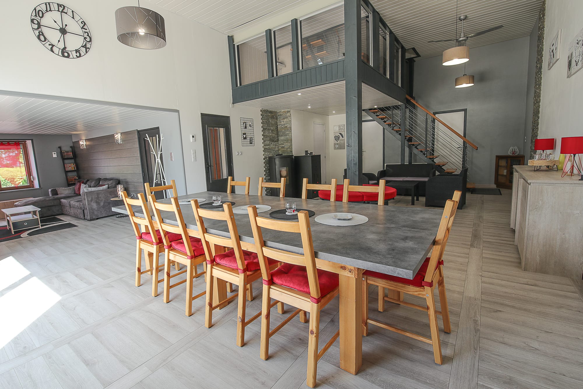 Grande pièce avec vue sur l'extérieur et une hauteur sous plafond importante