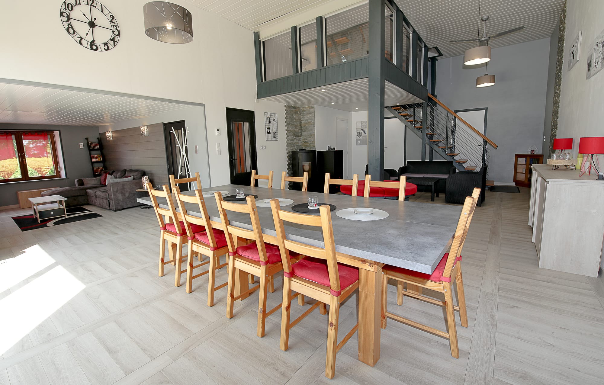 Grande pièce avec vue sur l'extérieur et une hauteur sous plafond importante