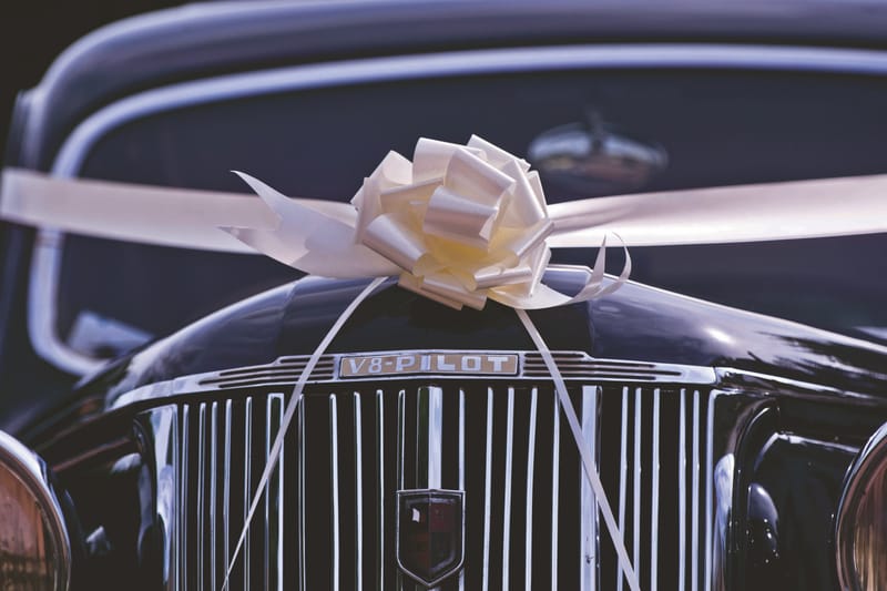 ATTENTION TO DETAIL OF THE WEDDING CAR