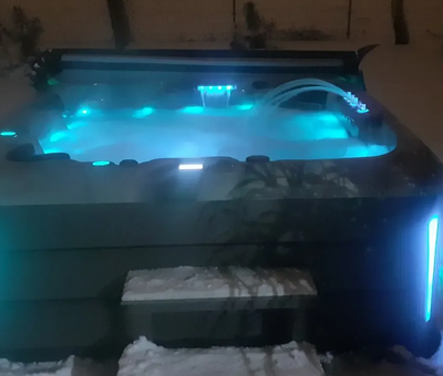 Kąpiele zimowe w wannie ogrodowej SPA