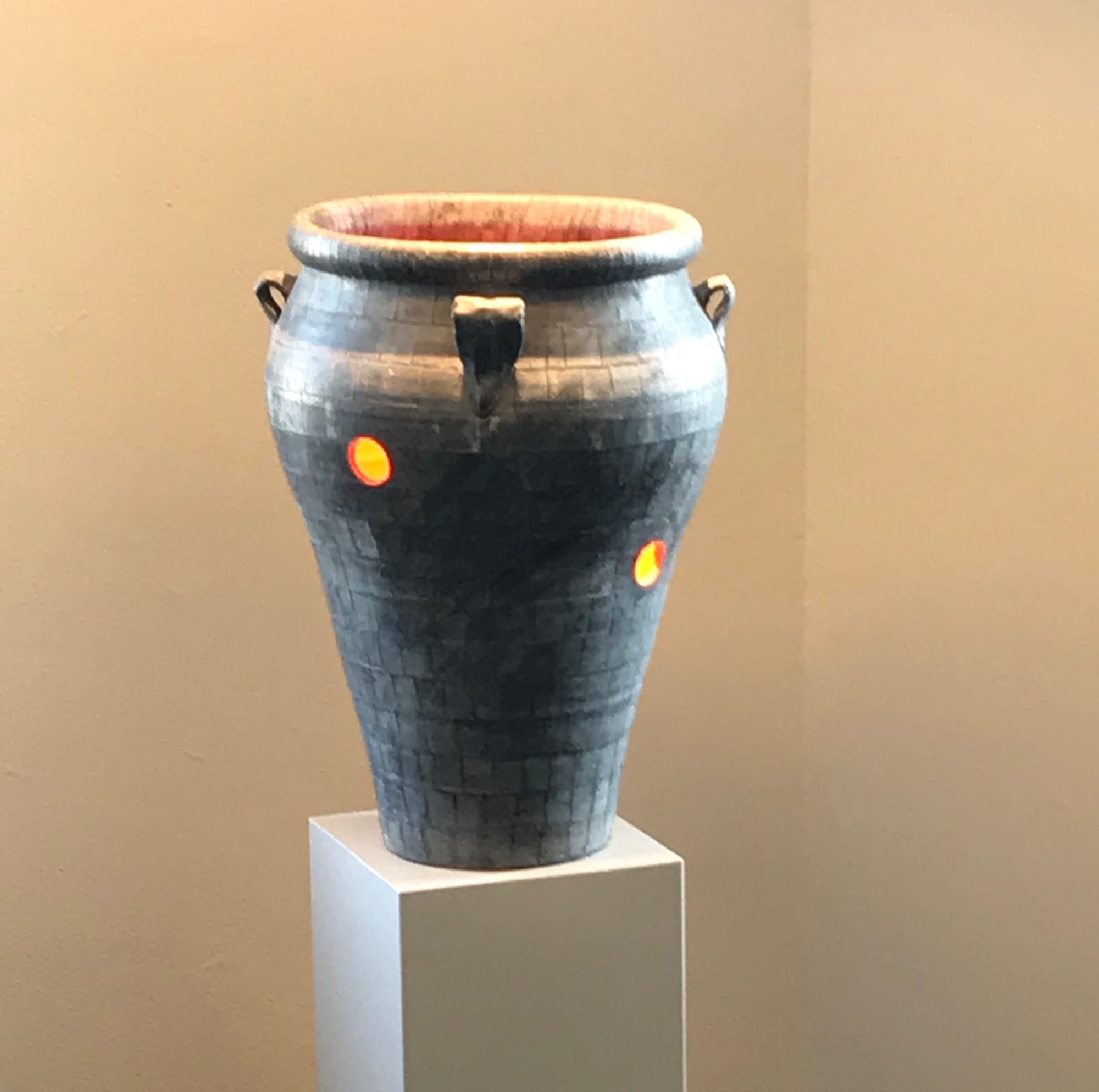 2018 VASE no VASE  -Keramische vaas -loodbekleding -menie (collectie COVRA Zeeland)