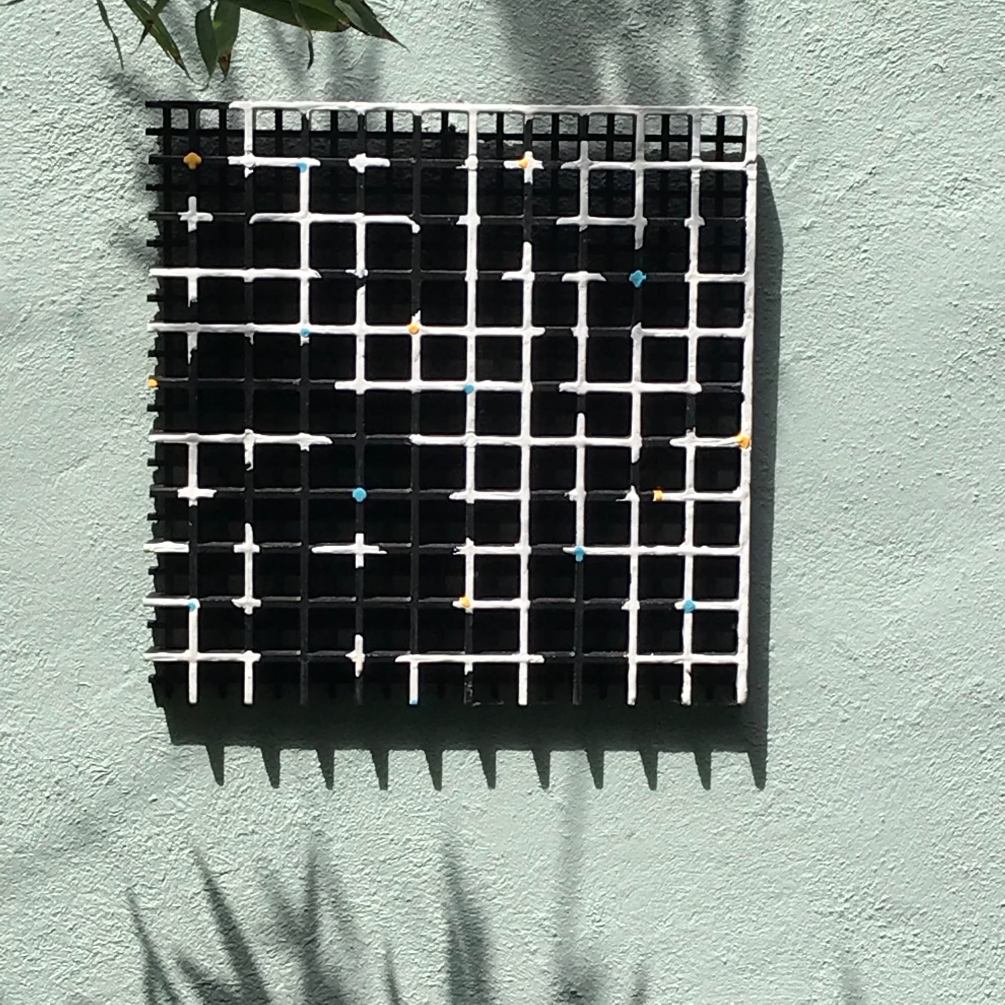 2018 White, Blue en Yellow -Keramisch werk met industriële lak 40x40x5 cm