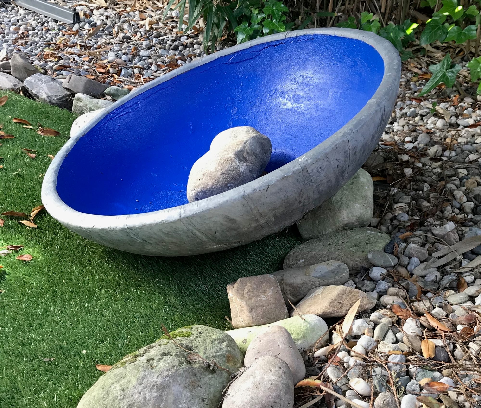 2016/2020  -Blue Sky -  keramische schaal-lood en met zwerfkei