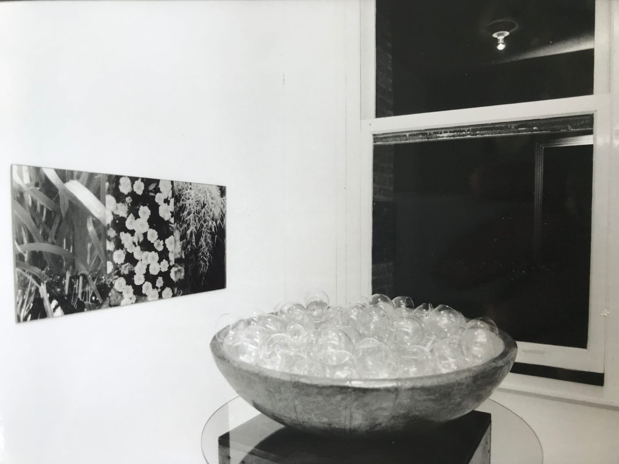 1995 - Breekbaar Nederland - Crooswijk R.dam - "de Tweede Huid" - installatie div  afmetingen 100 glazen -honderd adressen