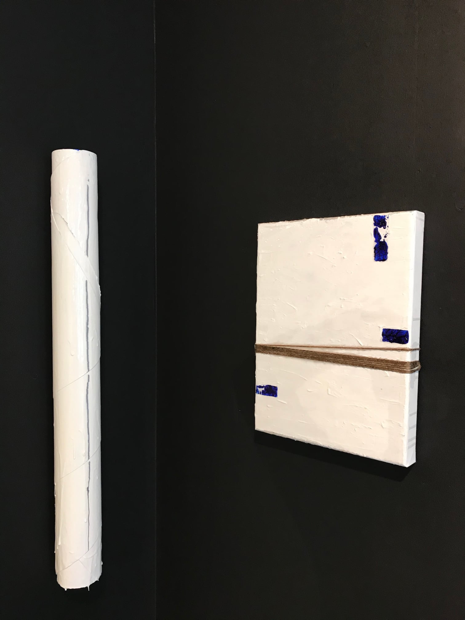 2020 Expo wand Gallery Arsis Bergen op Zoom Line Up -Line Down loodsculptuur + ZT mixed media.