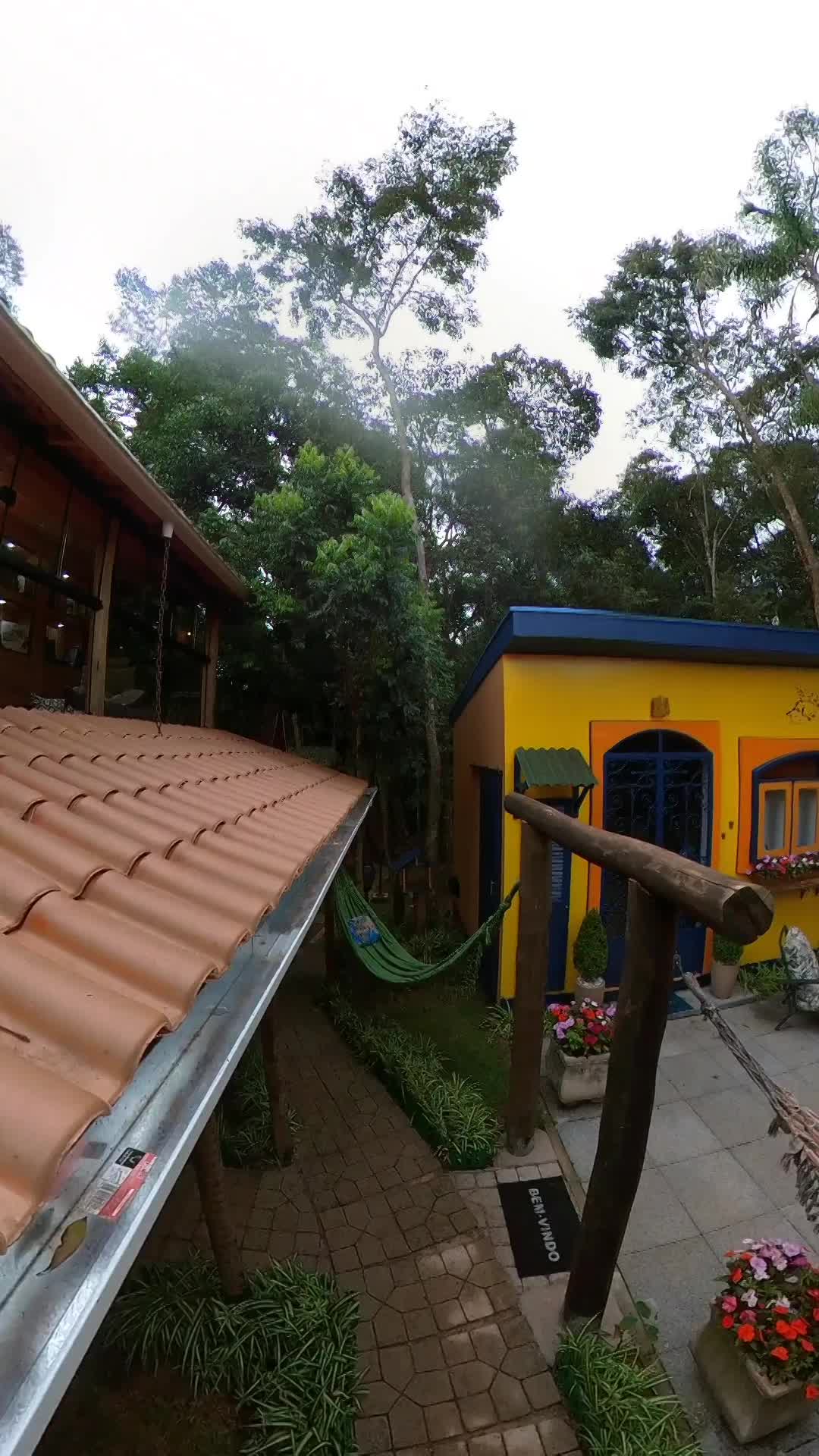 Biblioteca (fachada) e caminho para os chalés