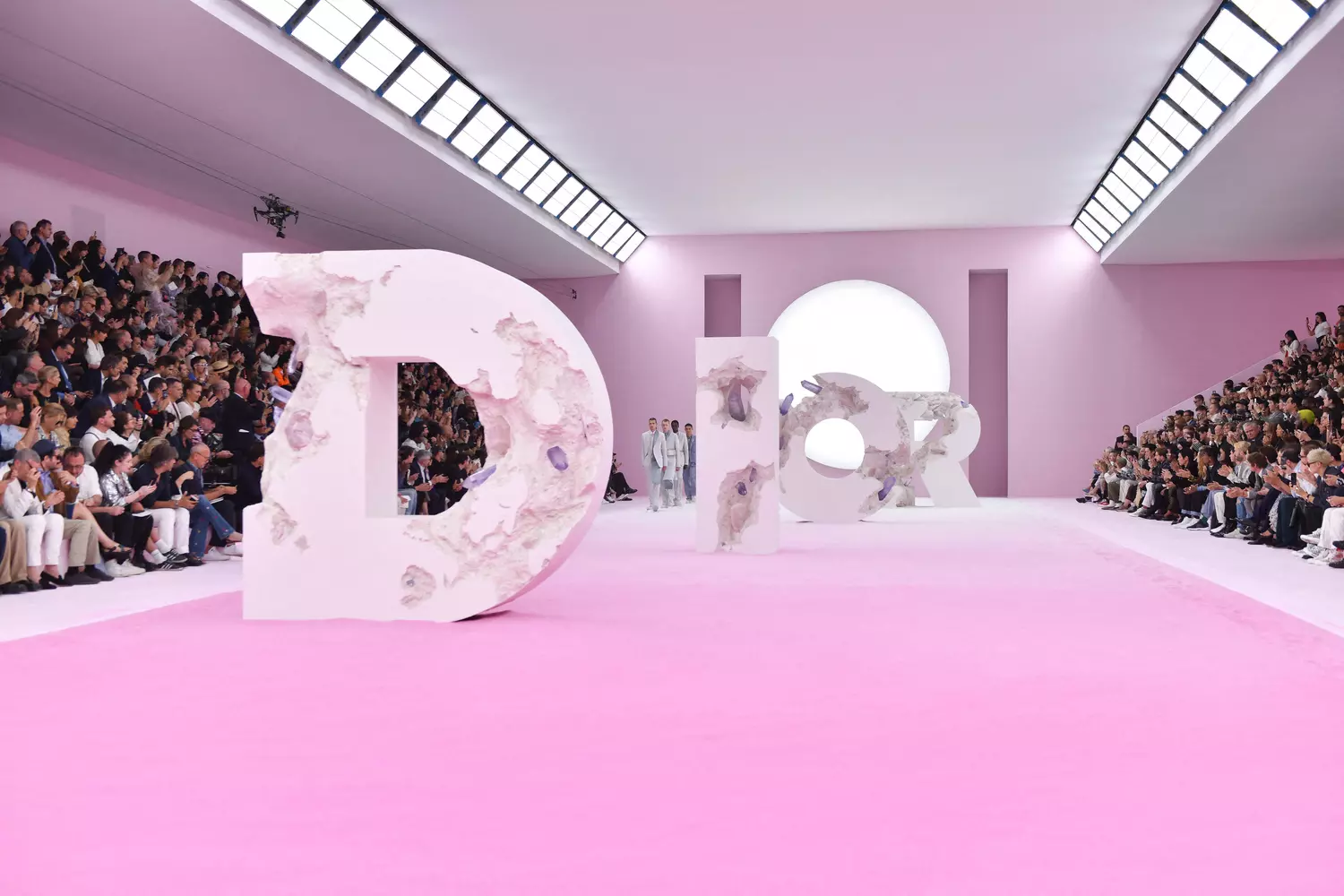 Dior : histoire, défilés 2023, créateurs, logo, pièces culte