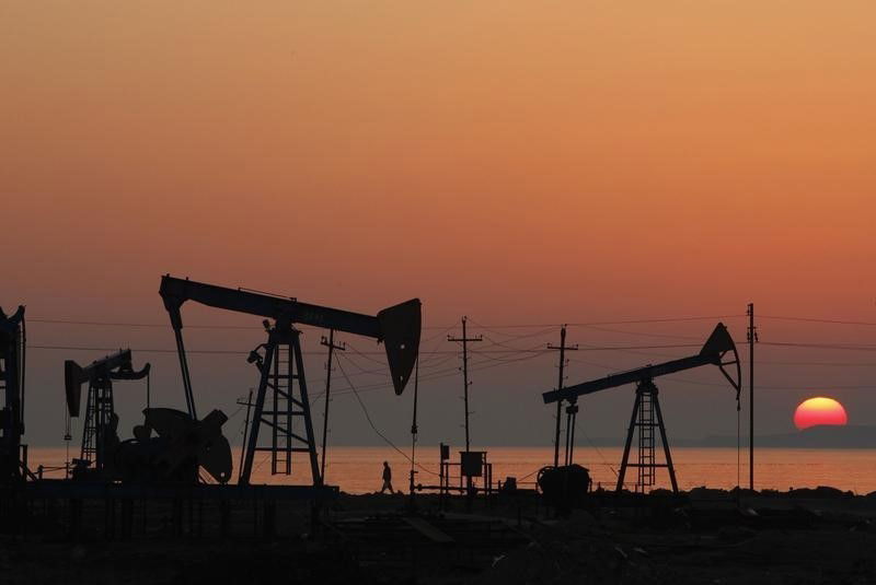 Crude Oil Pushes Lower as U.S. Stockpiles Decline Less Than Expected