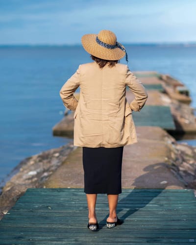 EN OBEHAGLIG KÄNSLA FÖRFÖLJER MIG