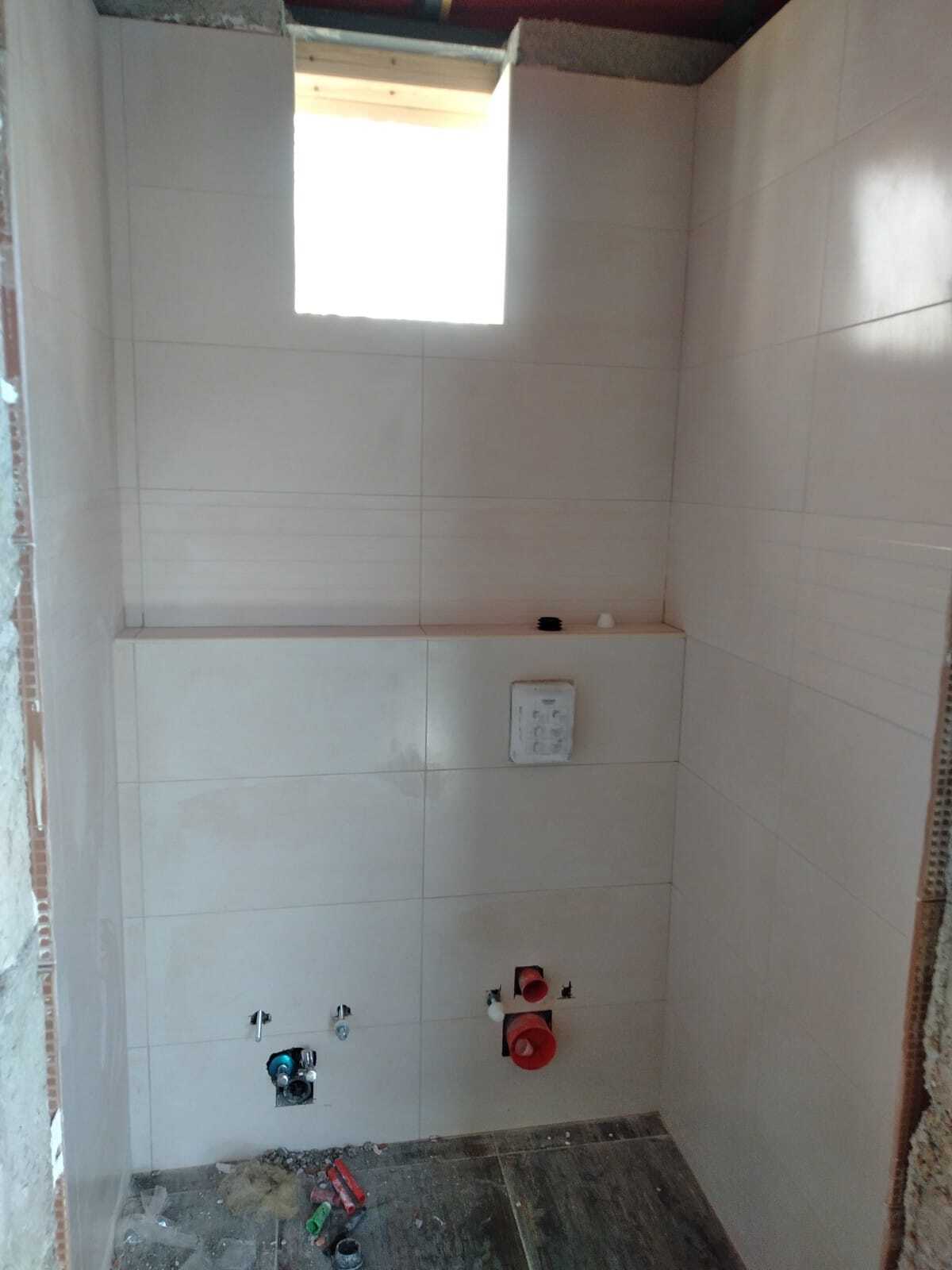 "استمتع بتحفة الفن في كل ركن من أركان حمامك مع تصميماتنا الرائعة." ديكورات حمامات المودرن و اكسسواراتها .