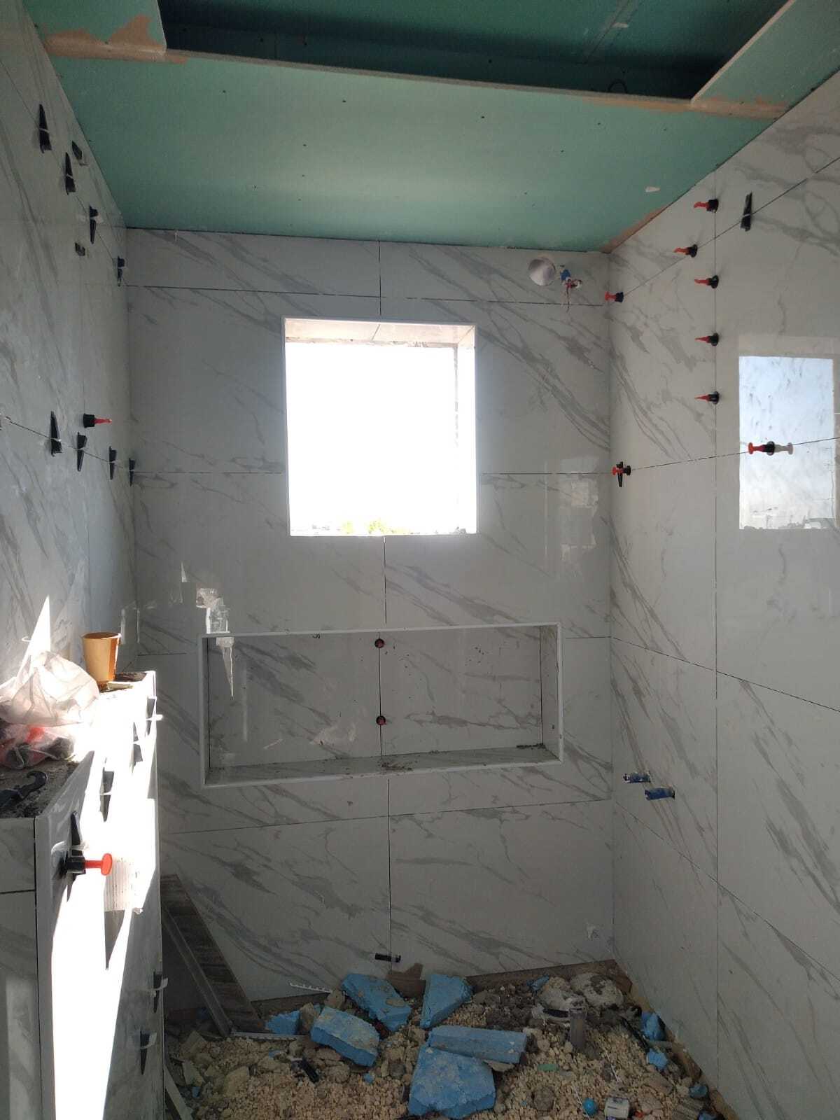 "استمتع بتحفة الفن في كل ركن من أركان حمامك مع تصميماتنا الرائعة." ديكورات حمامات المودرن و اكسسواراتها .