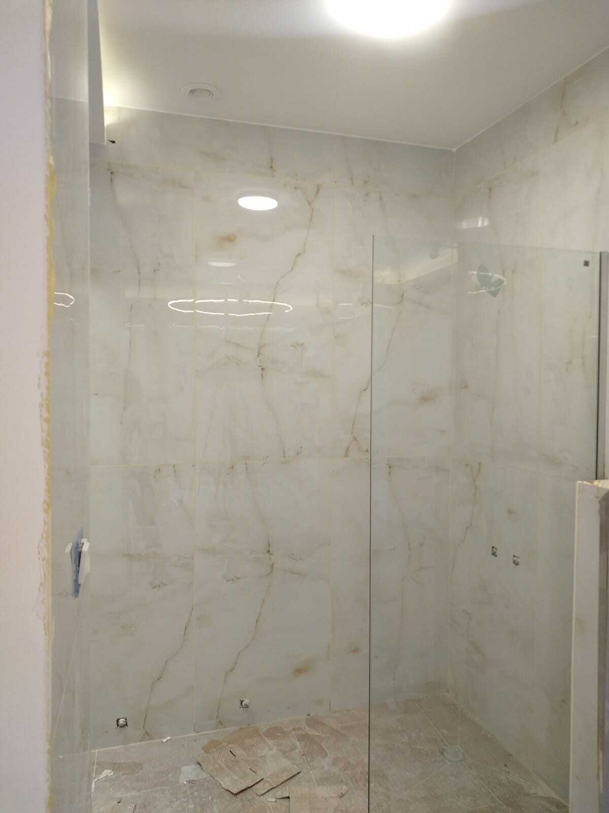 "استمتع بتحفة الفن في كل ركن من أركان حمامك مع تصميماتنا الرائعة." ديكورات حمامات المودرن و اكسسواراتها .