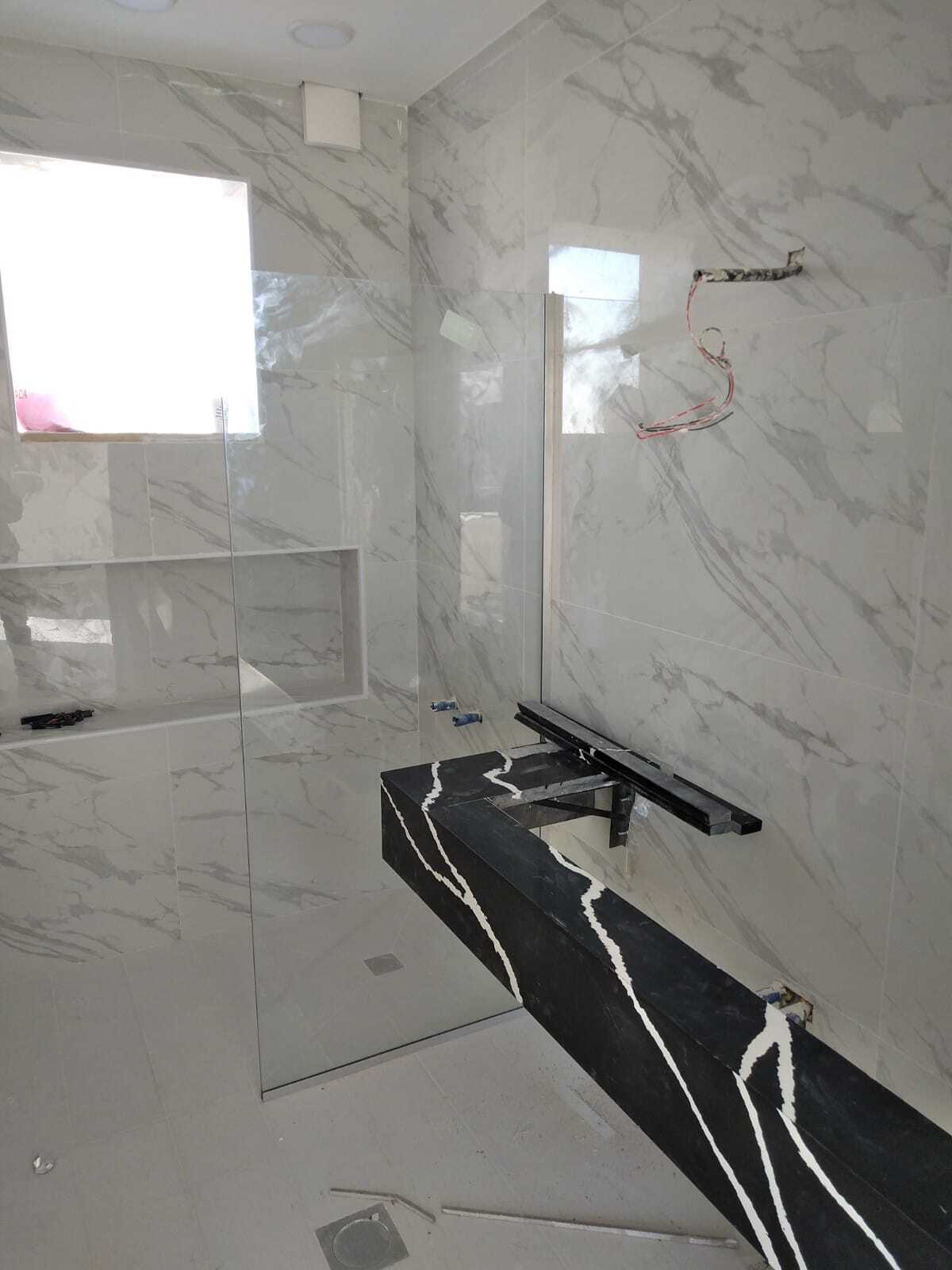 "استمتع بتحفة الفن في كل ركن من أركان حمامك مع تصميماتنا الرائعة." ديكورات حمامات المودرن و اكسسواراتها .