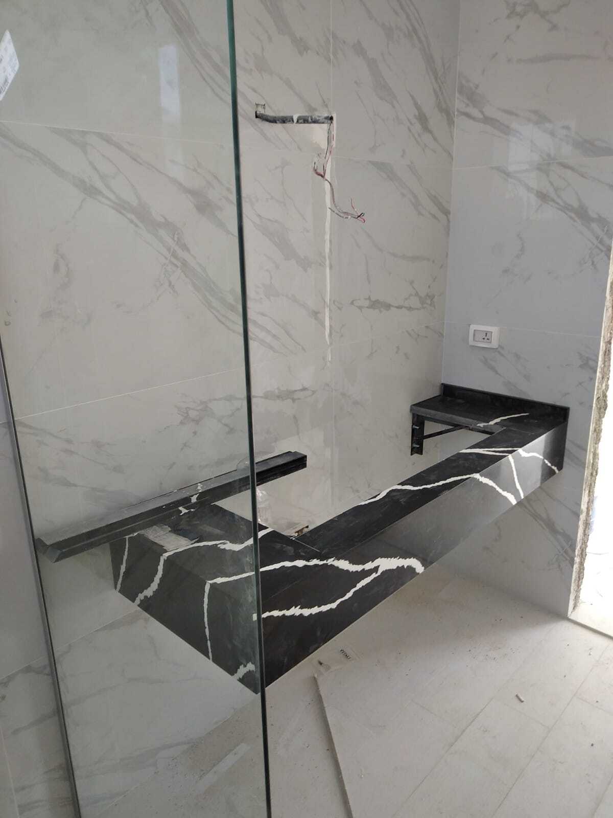 "استمتع بتحفة الفن في كل ركن من أركان حمامك مع تصميماتنا الرائعة." ديكورات حمامات المودرن و اكسسواراتها .