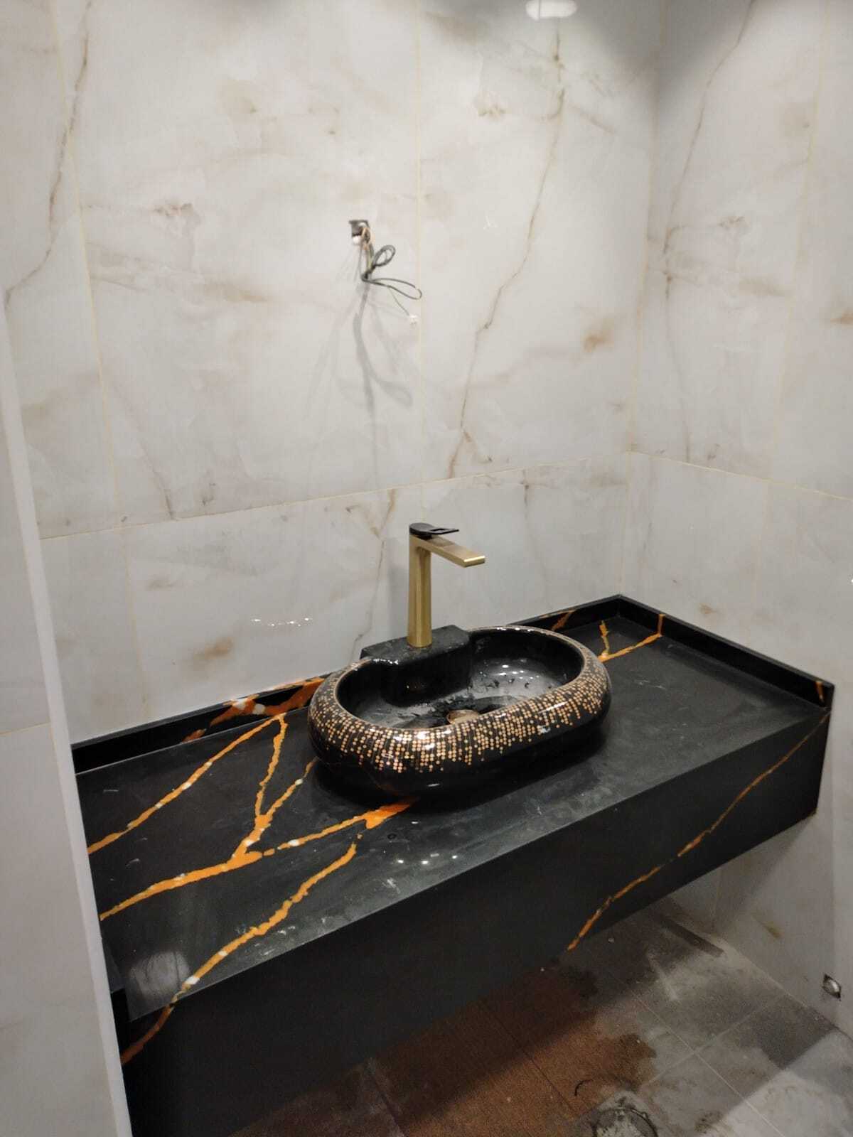 "استمتع بتحفة الفن في كل ركن من أركان حمامك مع تصميماتنا الرائعة." ديكورات حمامات المودرن و اكسسواراتها .