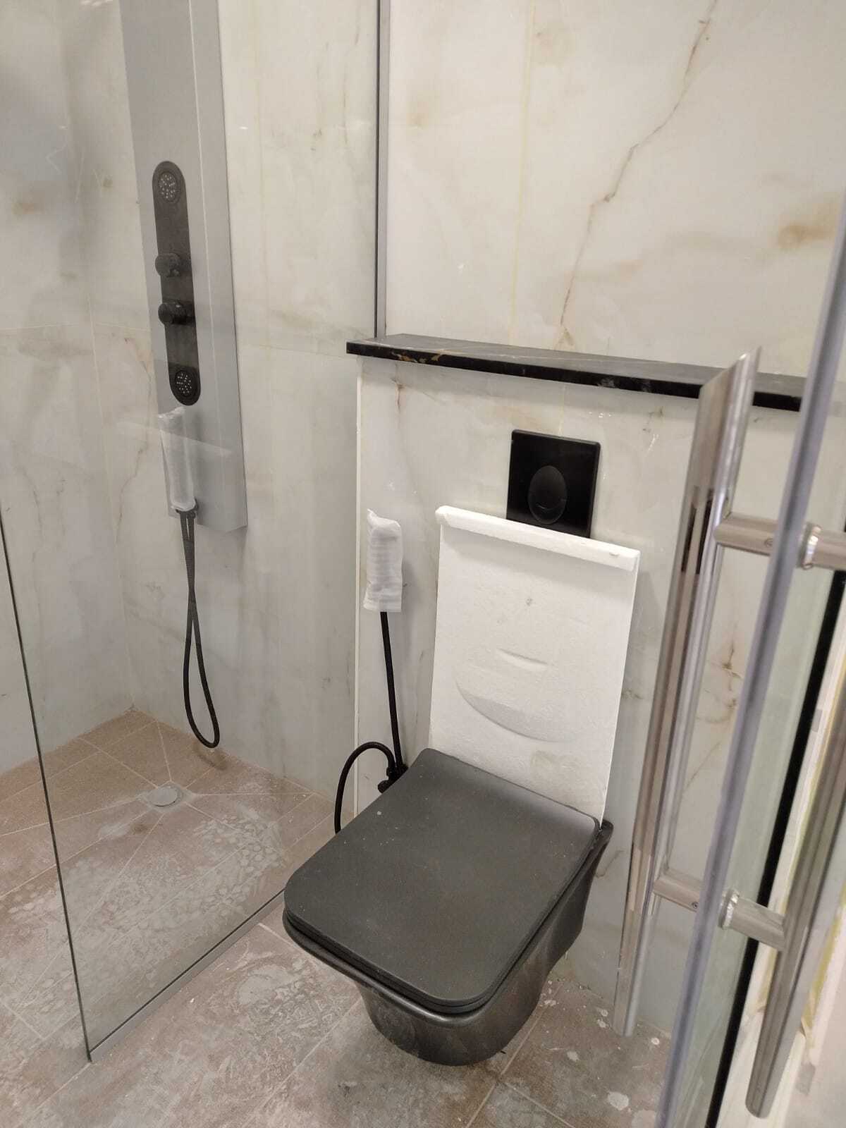 "استمتع بتحفة الفن في كل ركن من أركان حمامك مع تصميماتنا الرائعة." ديكورات حمامات المودرن و اكسسواراتها .