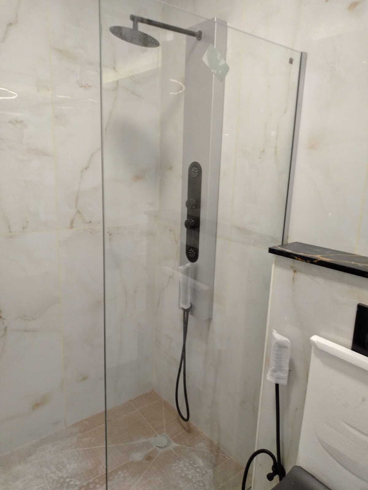 "استمتع بتحفة الفن في كل ركن من أركان حمامك مع تصميماتنا الرائعة." ديكورات حمامات المودرن و اكسسواراتها .